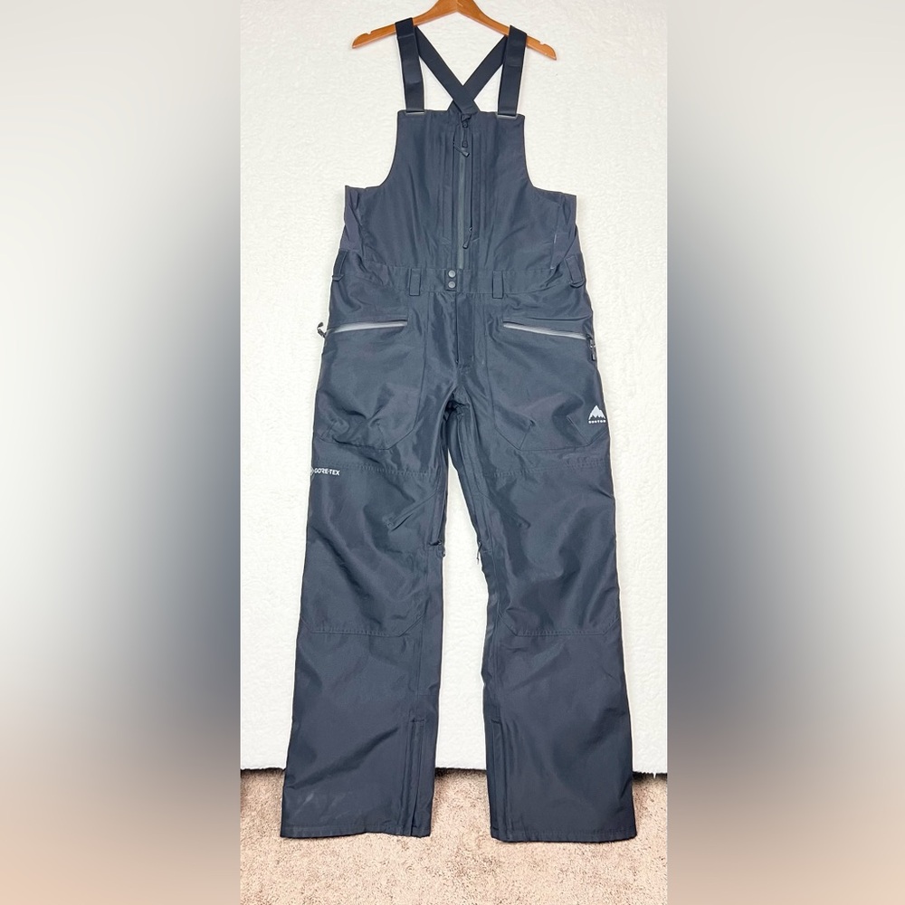 Burton black ski pants  waist and leg zippers. Size L #skiwear #winter
